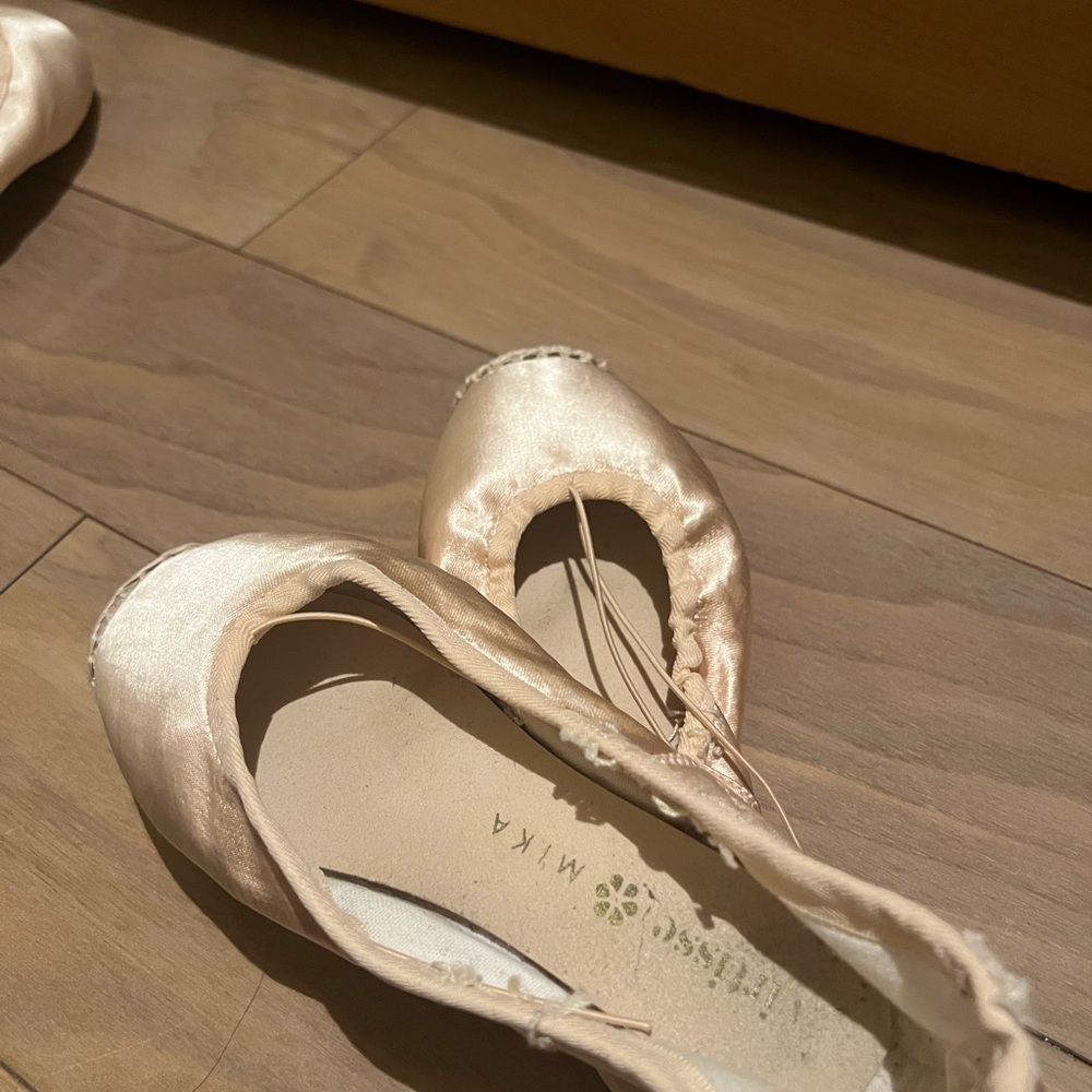 Virtisse Mika Pointe Shoes- 5.5 XXX Soft Shank